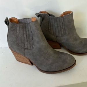 Like New !!!! Kork stacked heel ankle boot